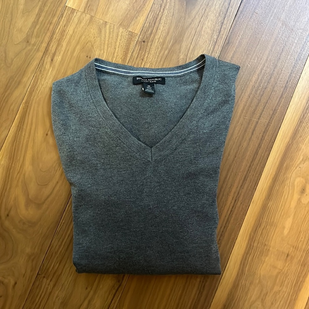 LAST CHANCE - Banana Republic Men’s Luxury Blend V-neck Sweater